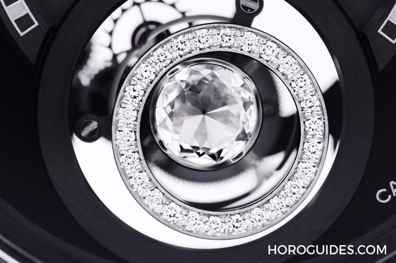 因為香奈兒CHANEL第五枚自制機芯Caliber 5，陀飛輪的運行開始發(fā)光｜J12鉆石陀飛輪腕表-復刻表