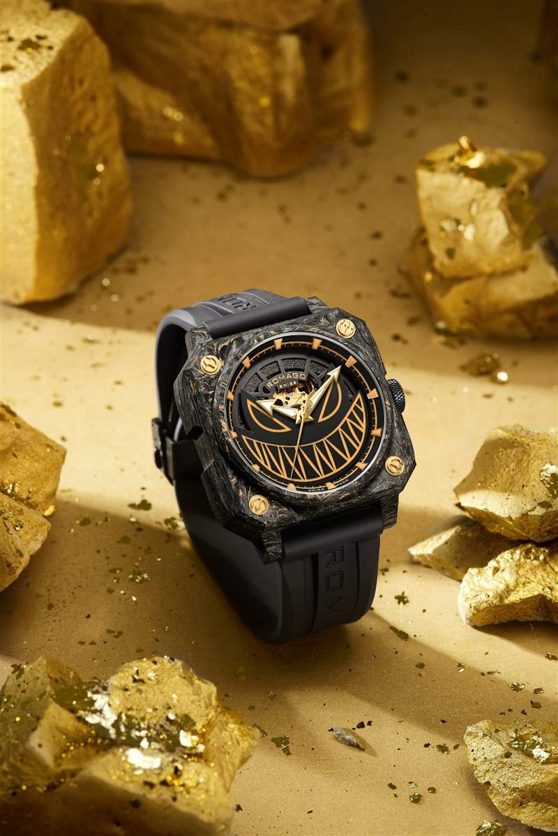 馭光者系列18K黃金夜光涂層自動(dòng)腕表RM111-GD(圖片來(lái)源:ROMAGO) 獨(dú)立制表師ROMAGO黃金配夜光碳纖玩味新作漆黑中螢火蟲沖擊視覺(jué)-復(fù)刻表