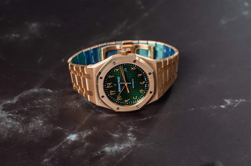 富有印度地方特色的皇家橡樹(shù)15400OR因?yàn)閿?shù)量非常稀少且又很特別,所以在二級(jí)市場(chǎng)的身價(jià)也比一般版高出許多。(chrono24.hk) AP皇家橡樹(shù)絕版15450ST手表最新行情藍(lán)色面盤(pán)比灰銀款貴2萬(wàn)美金-復(fù)刻表