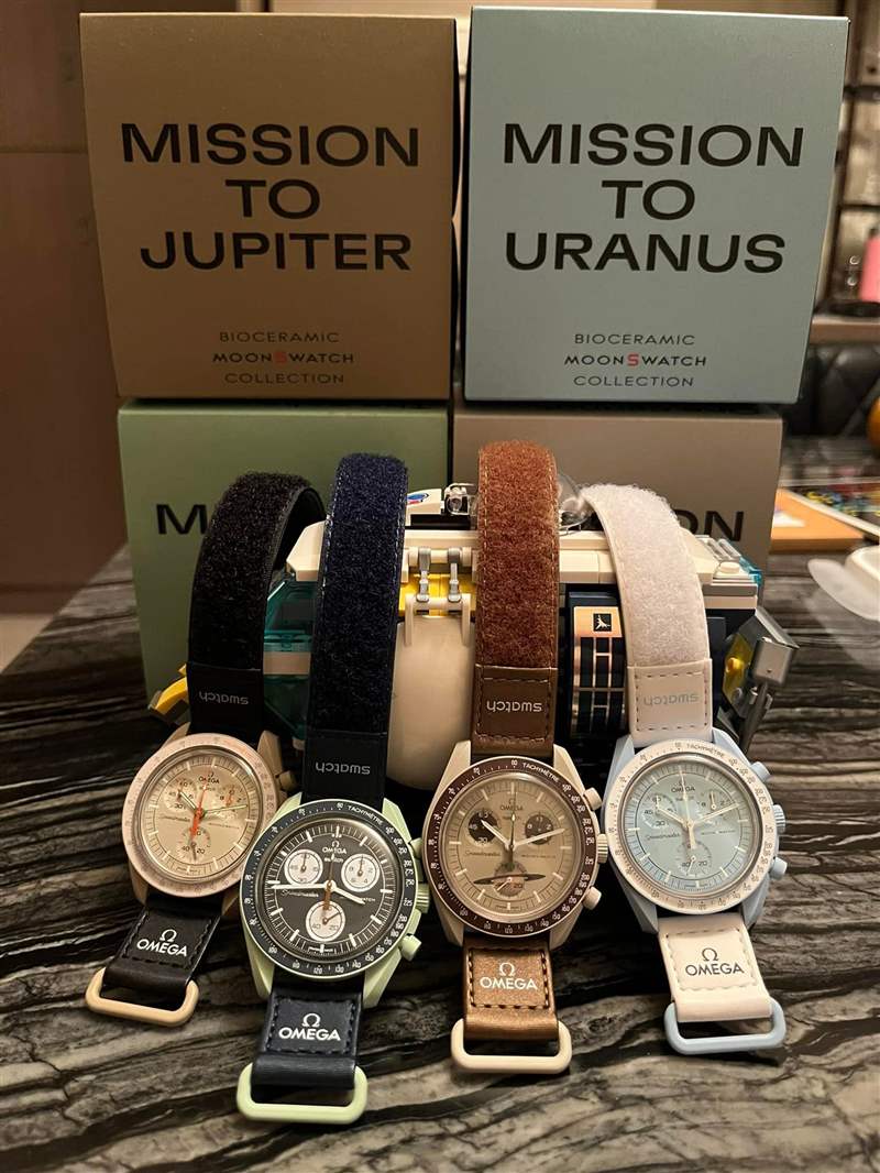 有表友在愛表咖社團分享自己買到的4只MoonSwatch。 (Source:愛表咖) MoonSwatch手表行情下跌網(wǎng)友分享原價購買平價OMEGA登月表心得-復刻表