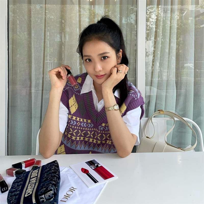 Jisoo私服珠寶手表造型特搜！「卡地亞Tank表、LOVE戒指」打造都會個性范本-復刻表