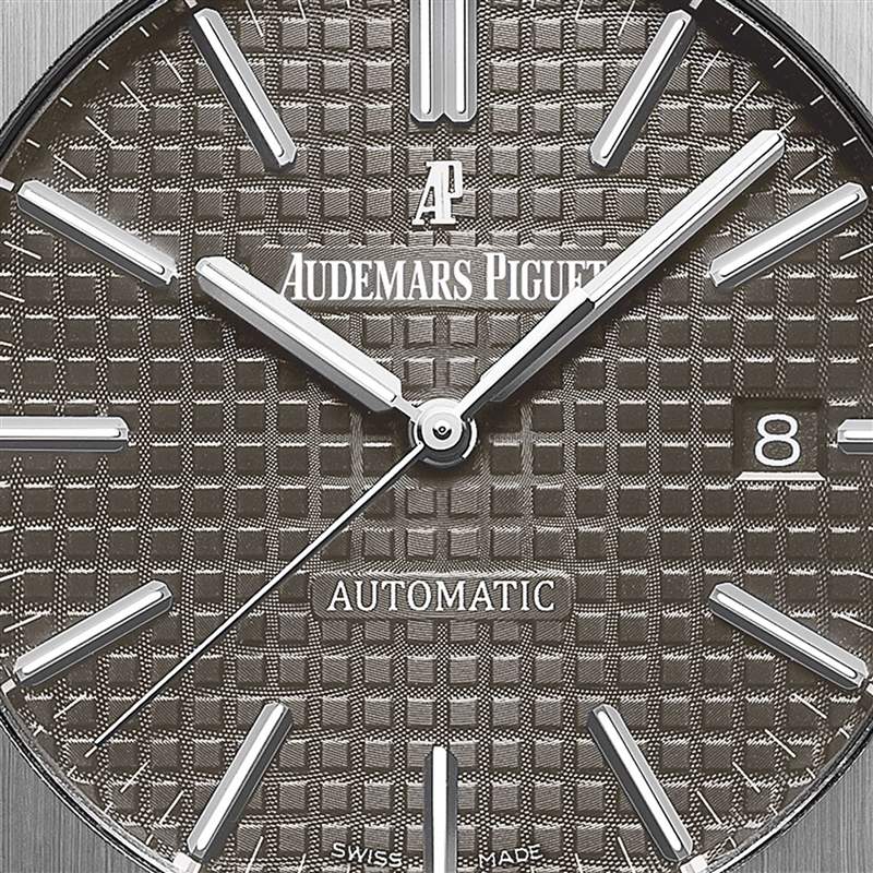 灰面的15450ST身價(jià)介於藍(lán)面與銀面之間,過(guò)去一年中價(jià)格漲幅達(dá)57%。(Source:IG@audemarspiguet) AP皇家橡樹(shù)絕版15450ST手表最新行情藍(lán)色面盤(pán)比灰銀款貴2萬(wàn)美金-復(fù)刻表