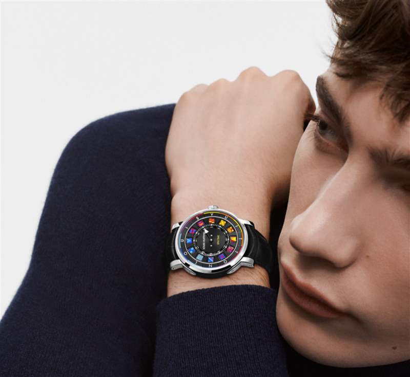 LV鋼殼手表二連發(fā)招牌翻轉數(shù)字方塊創(chuàng)新吸睛銀灰、彩色應百客-復刻表