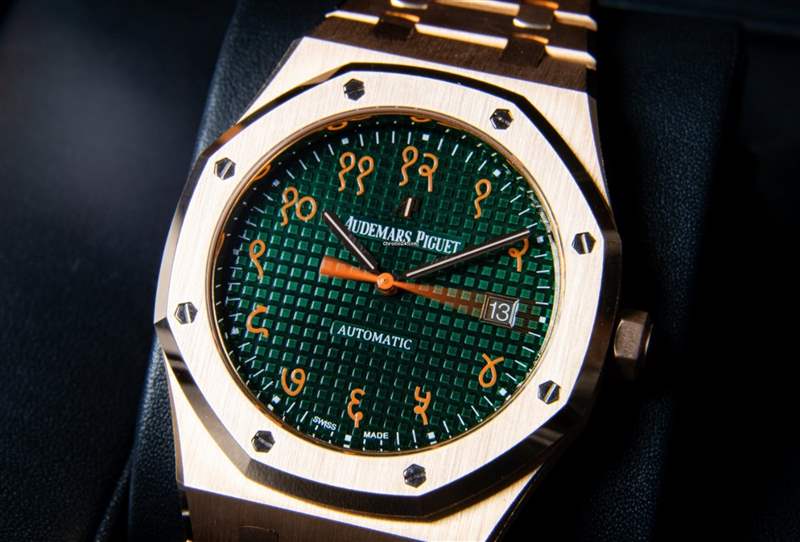 富有印度地方特色的皇家橡樹(shù)15400OR因?yàn)閿?shù)量非常稀少且又很特別,所以在二級(jí)市場(chǎng)的身價(jià)也比一般版高出許多。(chrono24.hk) AP皇家橡樹(shù)絕版15450ST手表最新行情藍(lán)色面盤(pán)比灰銀款貴2萬(wàn)美金-復(fù)刻表