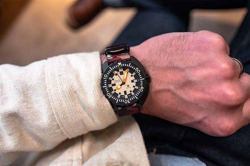 親身體驗(yàn)神秘的復(fù)古Doxa Army以現(xiàn)代陶瓷手表的形式重新出現(xiàn)-復(fù)刻表