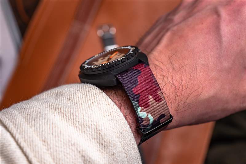 親身體驗(yàn)神秘的復(fù)古Doxa Army以現(xiàn)代陶瓷手表的形式重新出現(xiàn)-復(fù)刻表