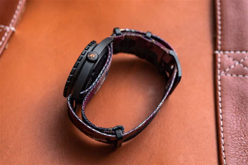 親身體驗(yàn)神秘的復(fù)古Doxa Army以現(xiàn)代陶瓷手表的形式重新出現(xiàn)-復(fù)刻表