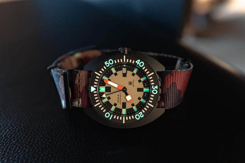 親身體驗(yàn)神秘的復(fù)古Doxa Army以現(xiàn)代陶瓷手表的形式重新出現(xiàn)-復(fù)刻表