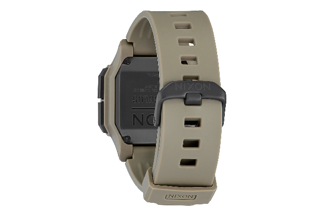 看電影琳達(dá)漢密爾頓殺死了戴著數(shù)字尼克松手表的電子人，在她的回歸中飾演莎拉康納在“終結(jié)者：黑暗命運(yùn)”中-復(fù)刻表