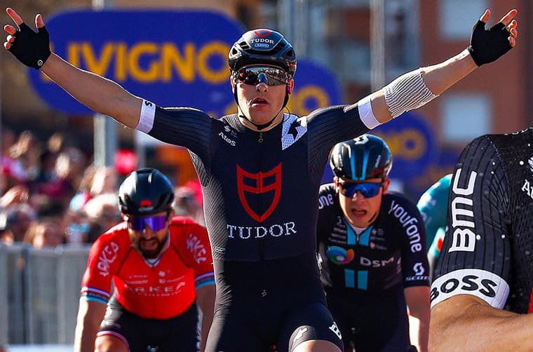 帝舵自行車隊摘下隊史首座職業(yè)賽冠軍車手戴特制Black Bay領(lǐng)獎-復(fù)刻表