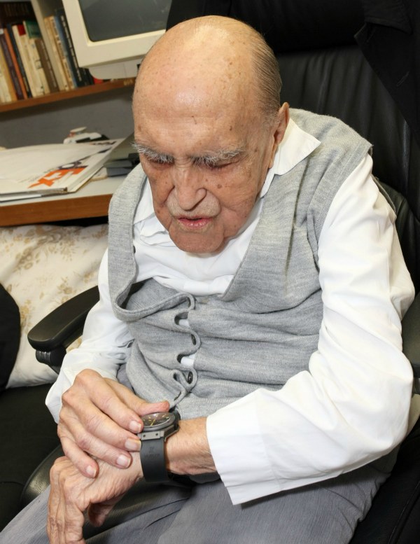 為建筑師奧斯卡·尼邁耶設(shè)計(jì)的Hublot Big Bang腕表-復(fù)刻表