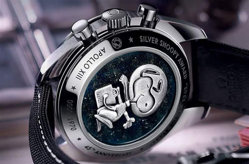 手錶底蓋刻上立體的銀史努比獎章,具體而微地展現(xiàn)手錶創(chuàng)作的淵源。(OMEGA) OMEGA|第2代超霸史努比登月手表最新行情限量1970只升幅達450%-復刻表