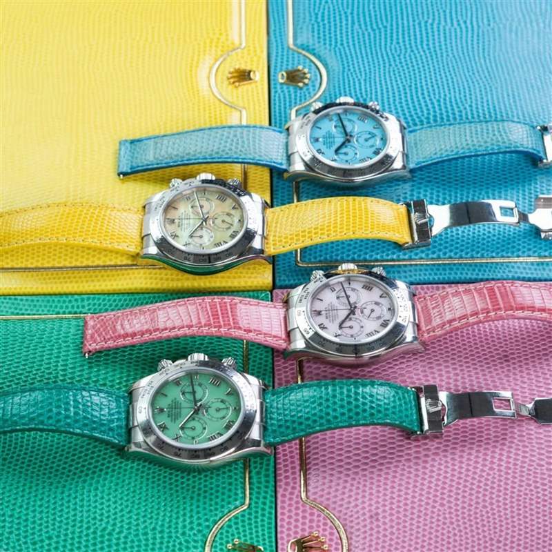 最上為綠松石面盤、中間兩隻皆為珍珠母貝面盤,最下則為綠玉髓面盤,四種款式的面盤顏色都很亮眼且還是用寶石或珍珠母貝製成,相對珍貴。(Source:amsterdamvintagewatches) Rolex Daytona Beach特別版手表綠松石面盤20年后身價大躍進!-復刻表