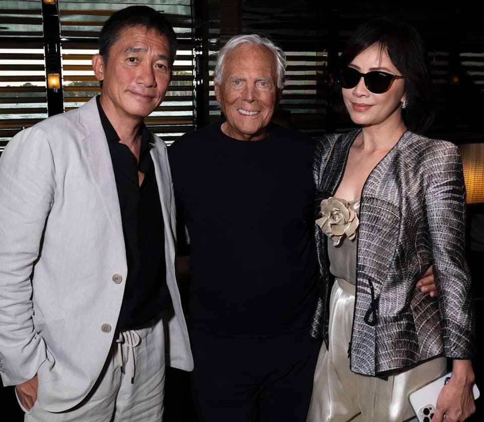 時(shí)尚大師Armani亞曼尼獲頒金獅獎(jiǎng)帶了一支簡(jiǎn)潔俐落價(jià)格不貴的表-復(fù)刻表