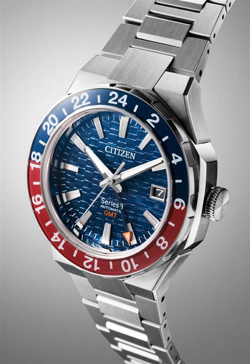 藍(lán)紅雙色表圈,搭配面盤(pán)上的GMT指針顯示兩地時(shí)間,這樣的設(shè)計(jì)讓人想起”R”牌的名作GMT-Master II。 (CITIZEN官網(wǎng)) 職場(chǎng)手表|買(mǎi)不到百事圈、綠水鬼?CITIZEN、SEIKO平替版萬(wàn)初入手-復(fù)刻表